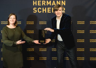 Hermann Scherer übergibt Carina Neuner den Gewinner Award